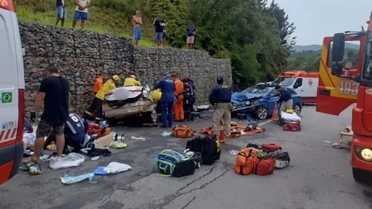 El auto quedó destrozado sobre la banquina de la ruta.
