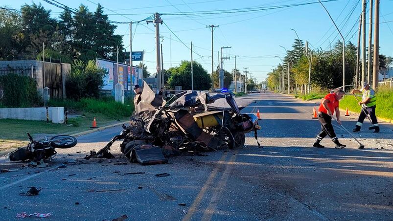 El auto quedó destrozado tras chocar contra el colectivo. Foto: Jorge Ybañez/El Doce.