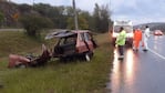 El auto quedó destrozado tras chocar contra el poste. 