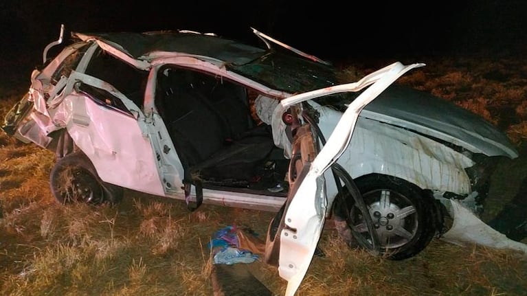 El auto quedó destrozado tras dar varios tumbos.