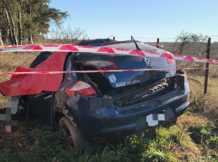El auto quedó destrozado tras el choque.