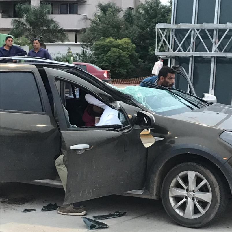 El auto quedó destrozado y el conductor herido.