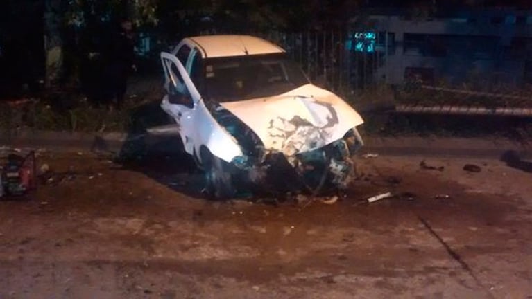 El auto quedó destruido a un costado de la Costanera. Foto: @Sys32s