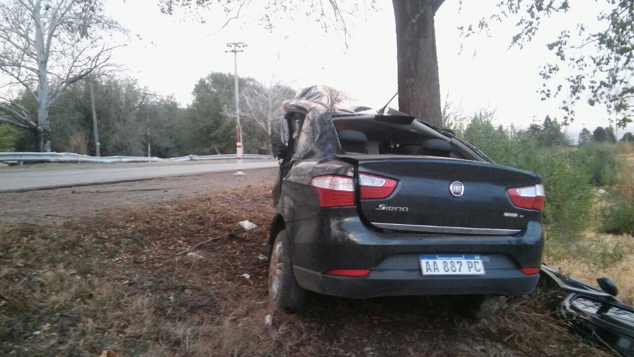 El auto quedó destruido casi por completo.