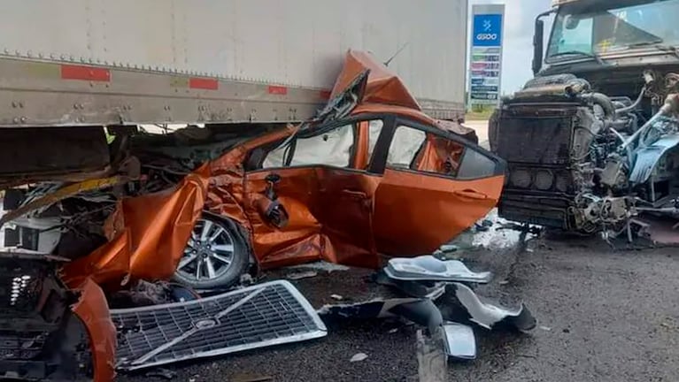 El auto quedó destruido en México. Foto: Milenio.com.