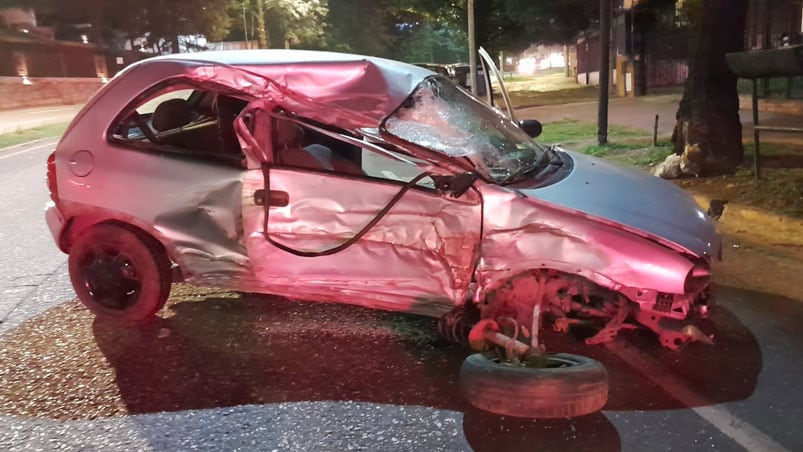 El auto quedó destruido. Foto: Pablo Olivarez/El Doce.