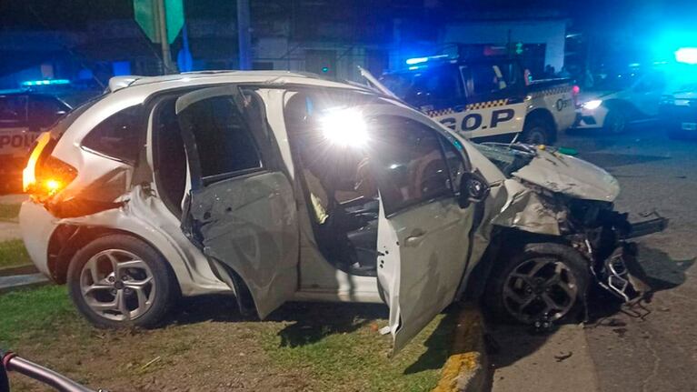 El auto quedó destruido tras el choque en Carlos Paz. Foto: Luis Tórtolo.