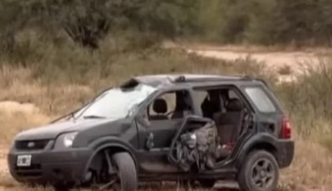 El auto quedó destruido tras el vuelco.