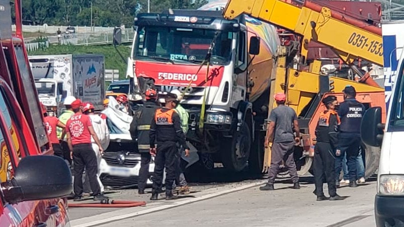 El auto quedó destruido tras ser aplastado por el camión. Foto: Juan Pablo Lavisse/ElDoce