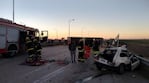 El auto quedó destruido y el camión volcó.