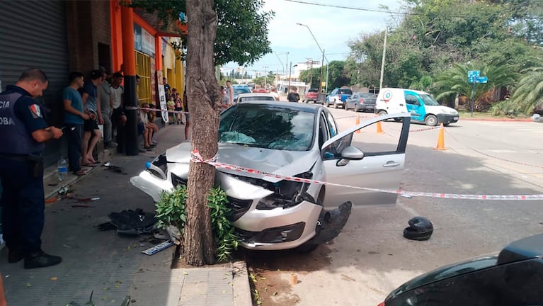 El auto quedó incrustado contra un árbol.