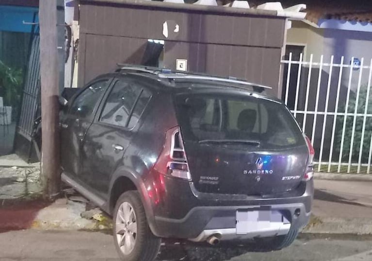 El auto quedó incrustado en dos casas de barrio Las Palmas.