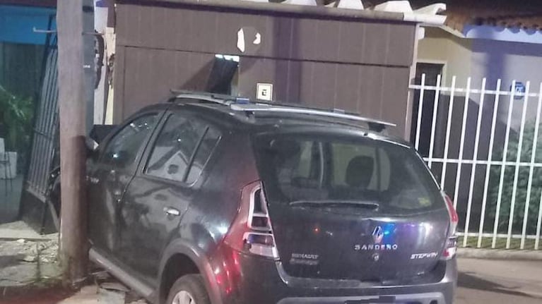 El auto quedó incrustado en dos casas de barrio Las Palmas.
