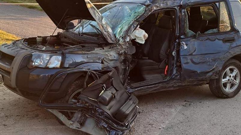 El auto quedó incrustado en el árbol. Foto: gentileza Rubén Alvaraz.