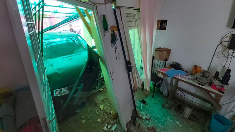 El auto quedó incrustado en la vivienda. Foto: Andrés Ferreyra/El Doce