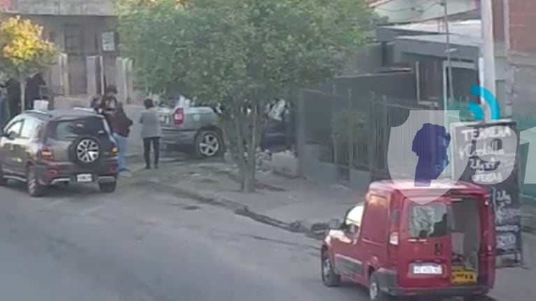 El auto quedó incrustado en una casa.