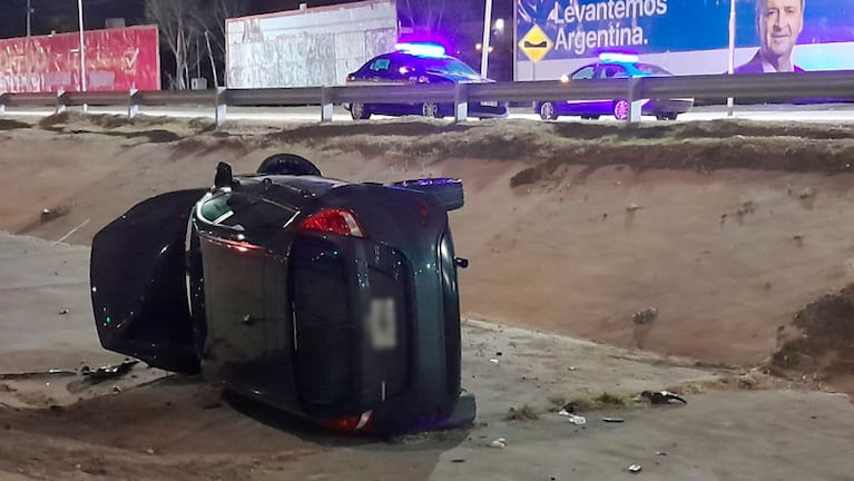 El auto quedó recostado sobre el costado. Foto: Pablo Olivarez / ElDoce.tv