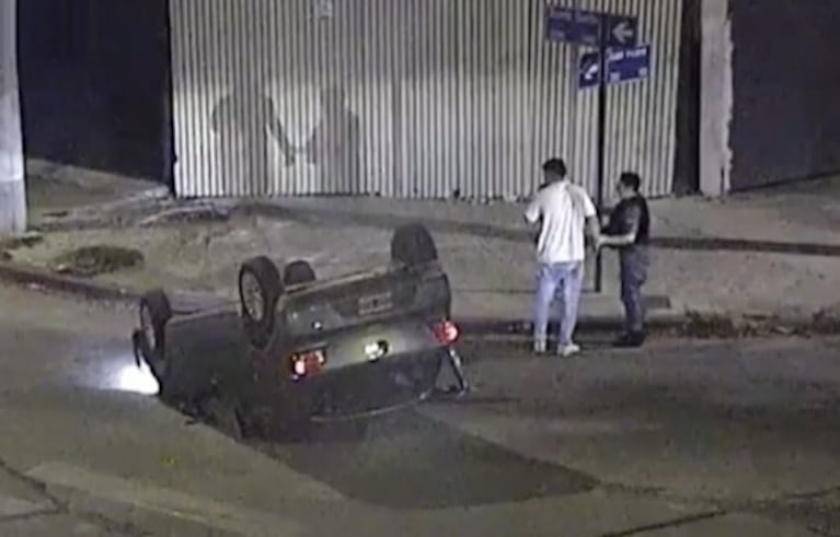 El auto quedó ruedas para arriba.