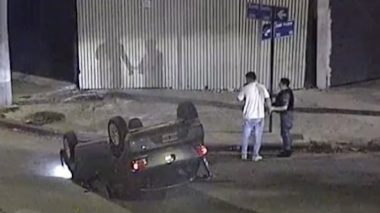 El auto quedó ruedas para arriba.