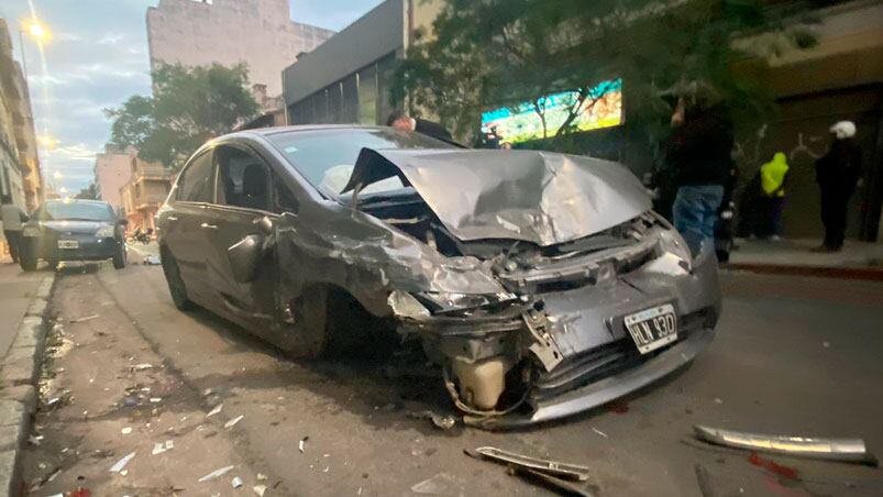 El auto quedó sin una de las ruedas delanteras. Foto: Luchi Ybañez/El Doce.