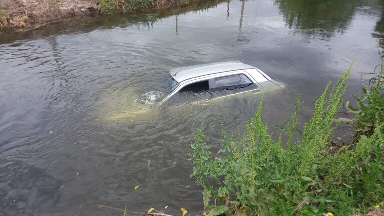 El auto quedó sumergido en el Canal Maestro Norte.