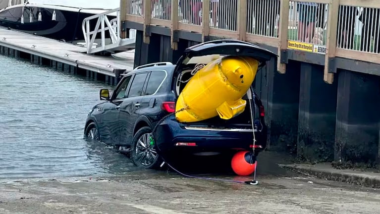 El auto quedó sumergido por completo en el agua.