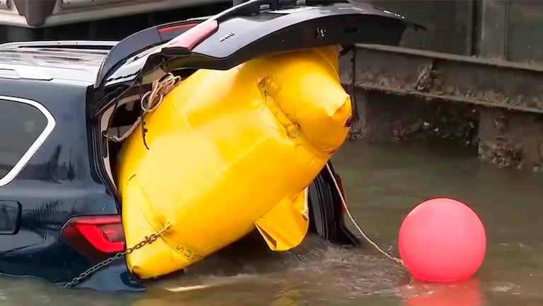 El auto quedó sumergido por completo en el agua.