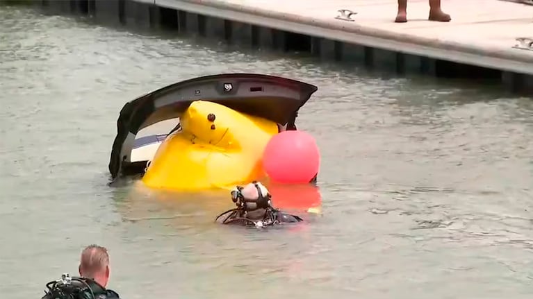 El auto quedó sumergido por completo en el agua.
