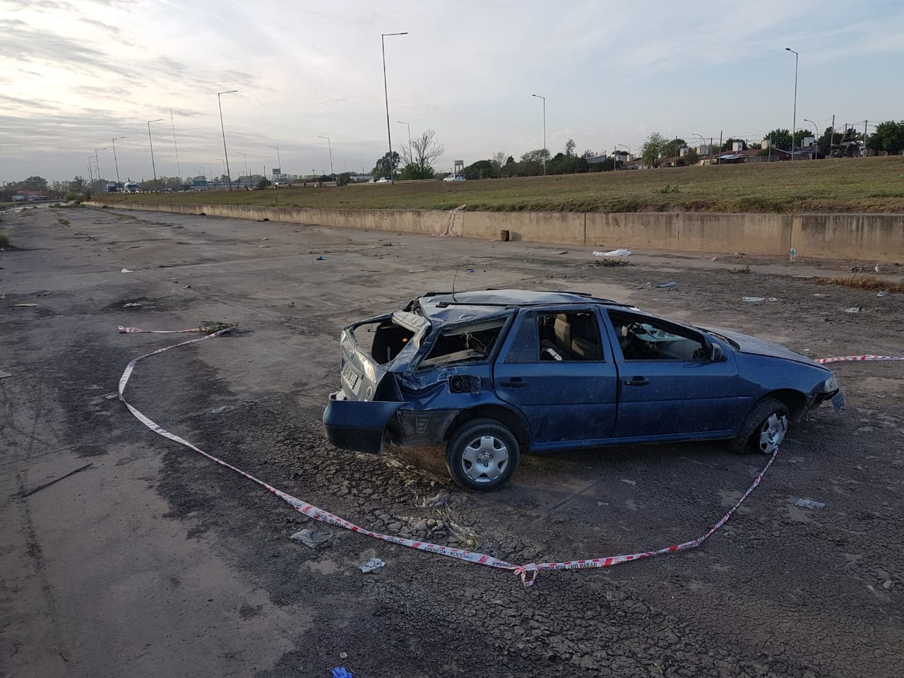 El auto quedó totalmente destruido a un costado del camino.