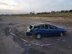 El auto quedó totalmente destruido a un costado del camino.