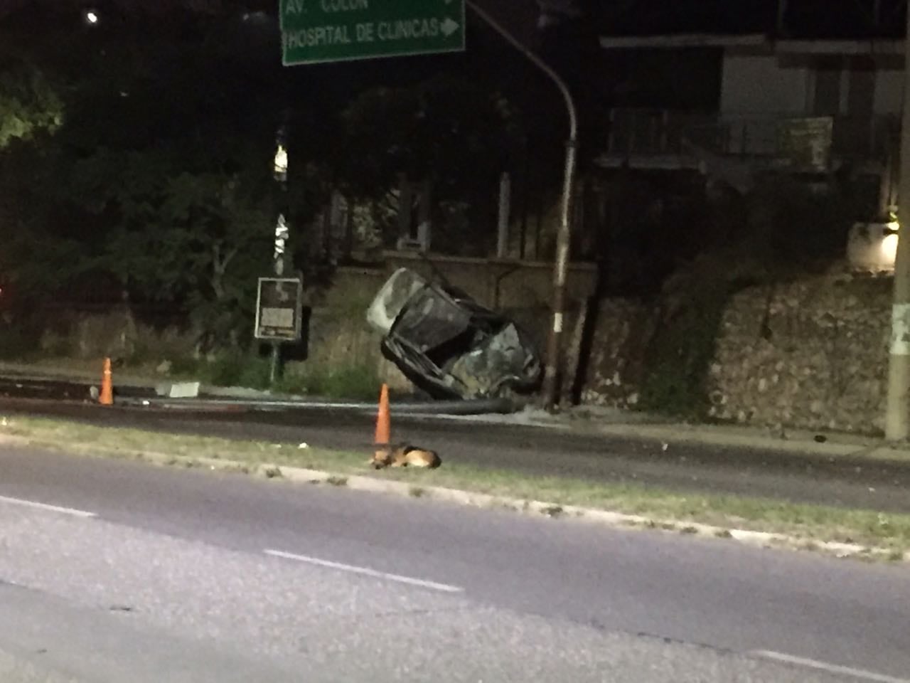 El auto quedó totalmente destruido tras el choque e incendio. Foto: Lucas Buoncristiani / ElDoce.tv.