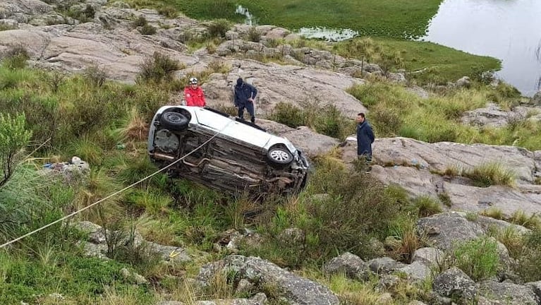 El auto quedó unos 30 metros más abajo de la ruta. Fotos: Policía de Córdoba.