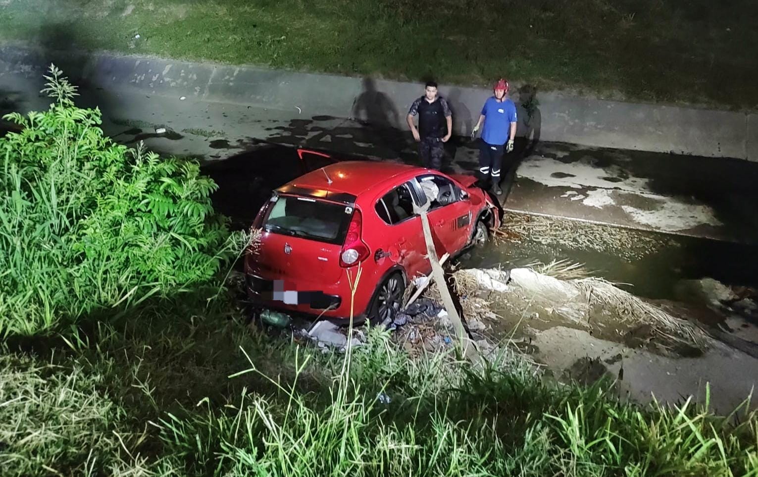 El auto robado caído al desagüe de la Circunvalación.