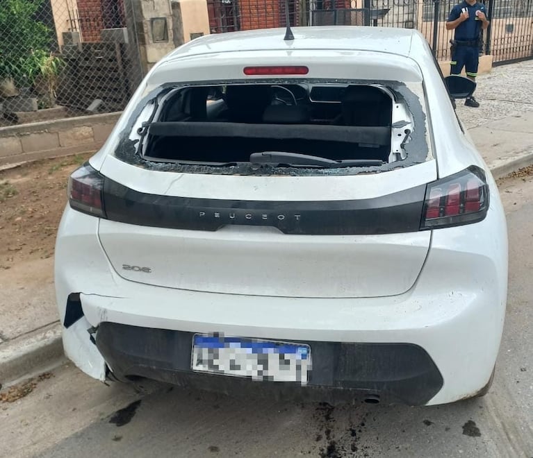 El auto robado circulaba con la luneta destrozada.