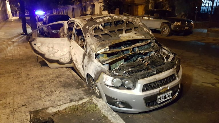 El auto robado, quemado y abandonado por los ladrones. 