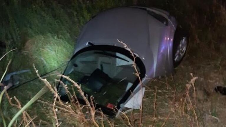 El auto se despistó y chocó contra un terraplén.