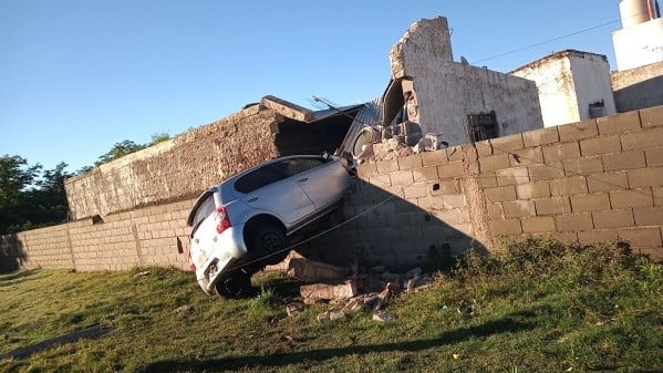 El auto se elevó del suelo para estrellarse a más de un metro de altura.