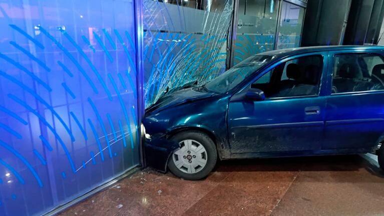 El auto se estrelló contra el banco en el centro de Rosario.