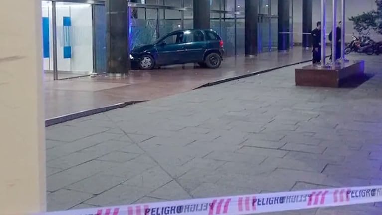 El auto se estrelló contra el frente del banco en el centro de Rosario.