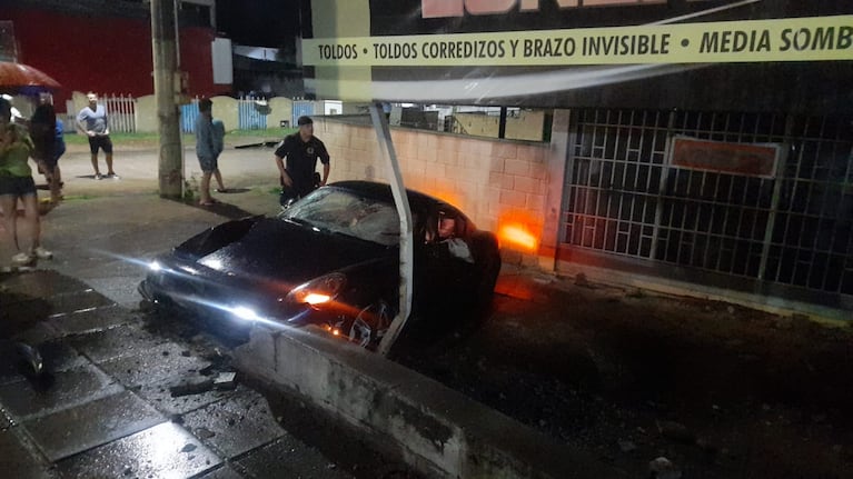 El auto se estrelló contra una tapicería.