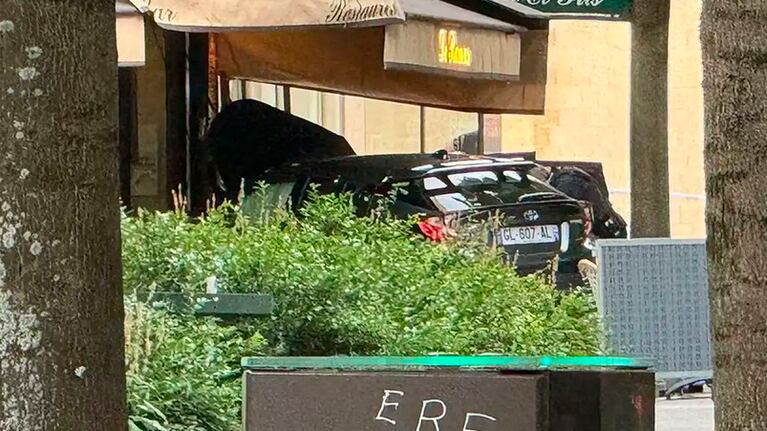 El auto se estrelló contras las mesas.