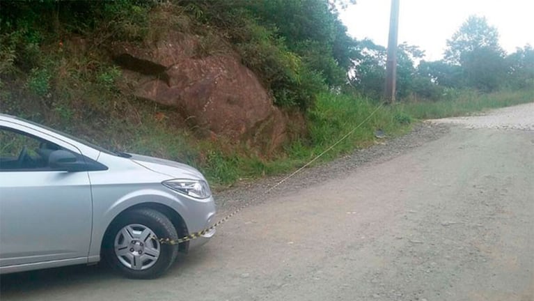 El auto se había quedado en una zona de morros. Foto: Policía Militar Brasilera.