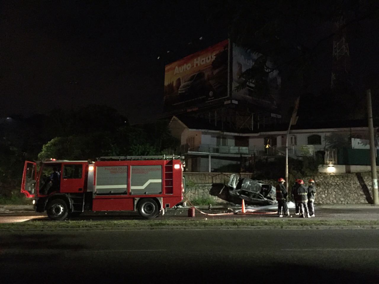 El auto se incendió y el conductor murió en el lugar.