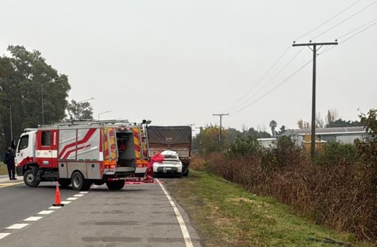 El auto se incrustó con el acoplado del camión cerealero.