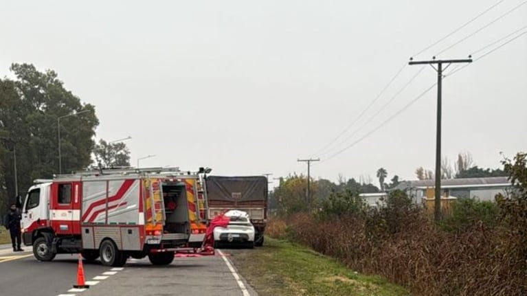 El auto se incrustó con el acoplado del camión cerealero.