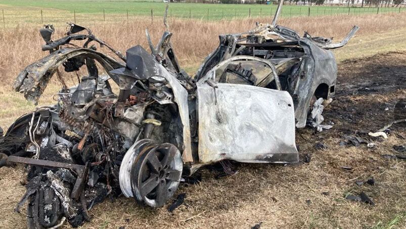 El auto se prendió fuego tras chocar con el camión. 