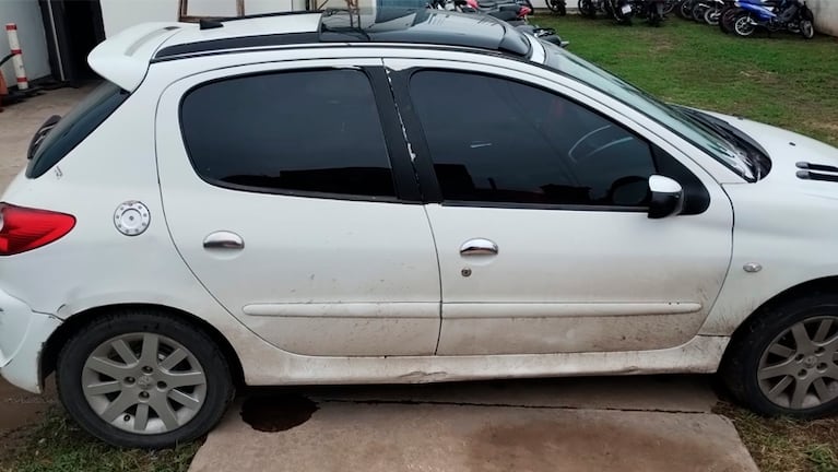 El auto secuestrado tras el ataque en barrio 2 de Abril.