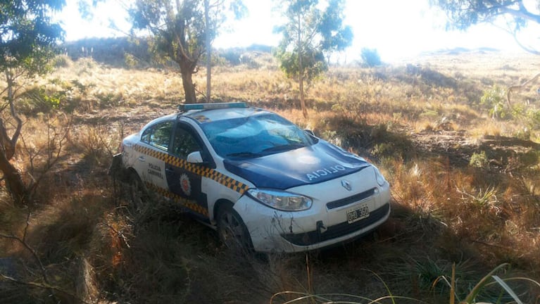 El auto terminó bastante dañado luego de desbarrancar.