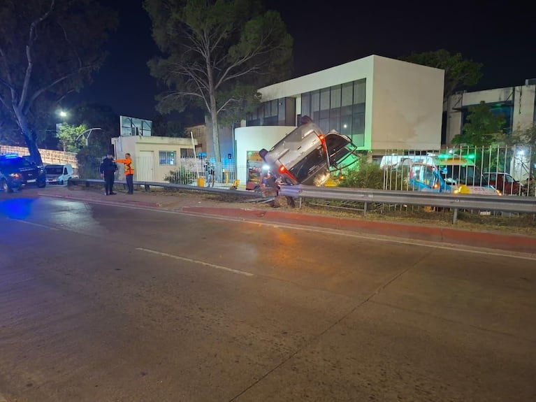 El auto terminó dado vuelta en el el ingreso del Ministerio de Ciencia y Tecnología.