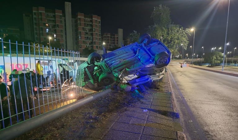 El auto terminó dado vuelta en el el ingreso del Ministerio de Ciencia y Tecnología.